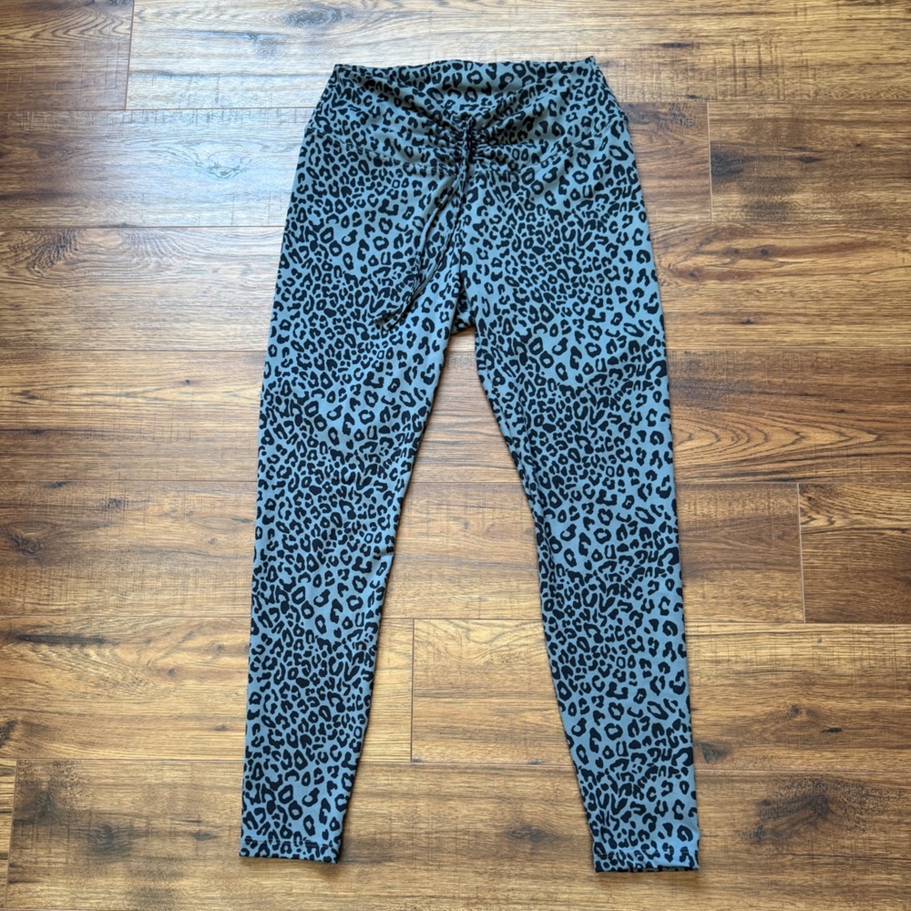 PINK Victoria's Secret Women’s Active Ultimate Leopard Print Legging Size Large